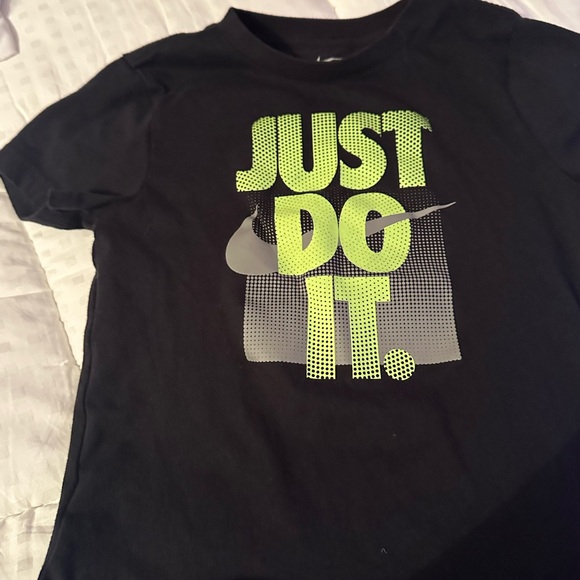 Bundle of Boys Nike Tees - Picture 4 of 12